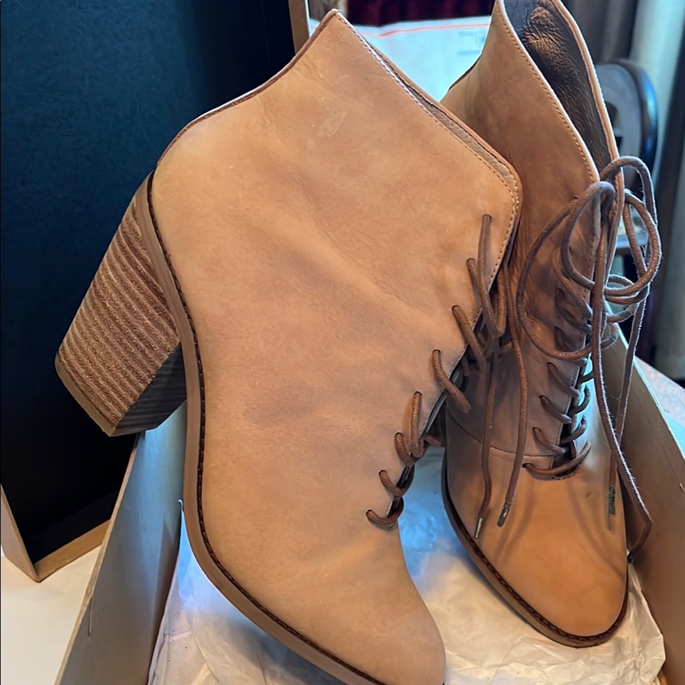 Kelsi Dagger Cream Lace Up Boots - Picture 4 of 6
